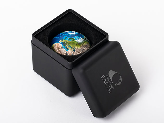 AstroReality EARTH: Augmented Reality Earth Model (3.15")