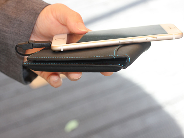 Moovy Power Wallet: Built-In Power Bank & Integrated Plugs