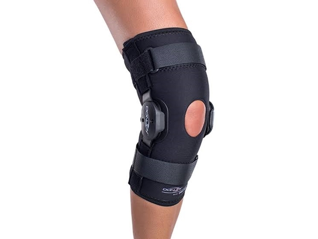 Donjoy Advantage Stabilizing Double Hinged Knee Wrap Brace For Sprains And Strains, Medium