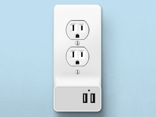 smart wall outlet with bottom plug