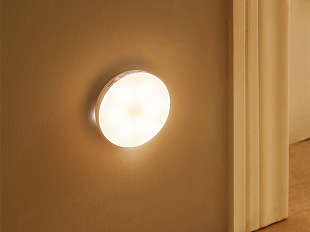 Pixie motion outlet light