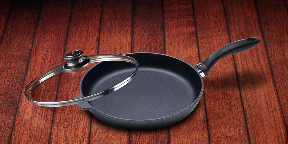 A frying pan with a lid