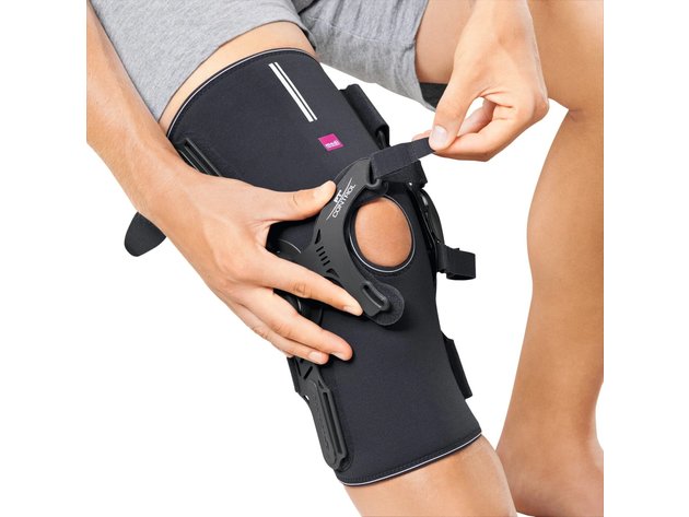 Medi PT Control II Patella Tracking Right Knee Knee Brace with Airtex Material, X-Small: 12.25-14.5 Inches, Grey